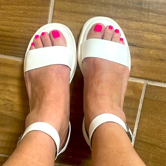White leather sandals. - Picture 3 of 4